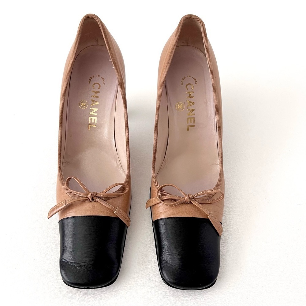 CHANEL | Vintage Beige & Black Leather Cap Toe Square Pumps Bow Logo EU‎ 37.5